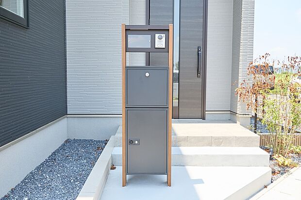 【宅配ボックス】不在時にも荷物を受け取ることができます。
再配達の時間を気にすることも少なくなります。