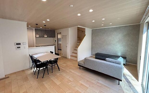 【リビング】家族が自然と集まる、明るく開放的で心地よいリビングです♪(2025年9月撮影)