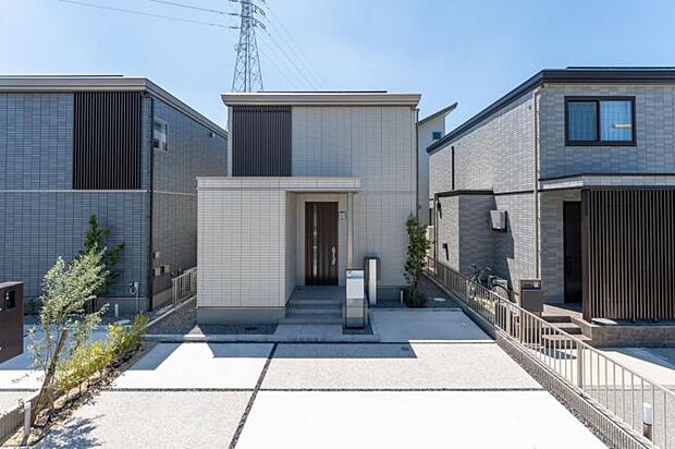 【【G号地】】モダンなデザインと機能性を兼ね備えた住まい。ゆとりある敷地計画とスマートな外構デザインが、上質で快適な暮らしを演出します。