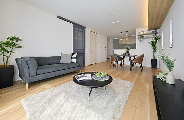 【【H号地】LDK】【H号地】あたたかい光が降り注ぐ広々としたリビングは、自然と家族が集まる空間になります♪(2025年9月撮影)