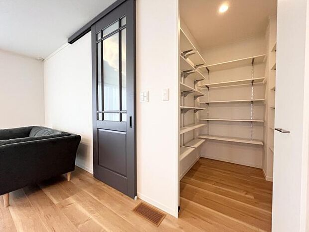 【【H号地】】【H号地】LDK内に収納♪お子様が帰ってきてすぐにランドセルを収納したり買い物した食品をストックすることが可能♪