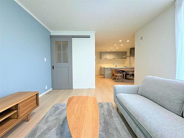 【【B号地 2024年8月撮影】LDK】大きな窓から明るい陽ざしが降り注ぐ南向きの約20帖のLDK♪