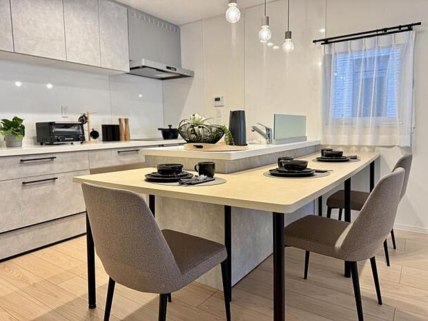 【【D区画】キッチンからの眺め】【D号地】オープンタイプのキッチンとリビング内階段で家族との会話も弾みそうな明るいLDKです。(2025年8月撮影)