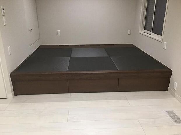 【【施工事例】タタミベンチ】段差部分を収納にもできます。