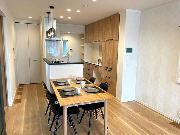 【A区画】収納豊富なキッチンで作業効率アップ!落ち着いたカラーがどんなインテリアにも馴染みます♪(2025年8月撮影)