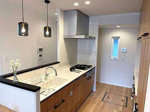 【A区画】気になる手元を隠せる対面スタイルのシステムキッチン。調理中の散らかりを気にせず作業できるうえ、水ハネなどを防ぎます。(2025年8月撮影)