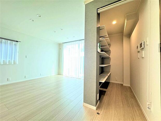 【【D号地 2024年8月撮影】リビング収納】LDKの一角には小物をたくさん収納できるクロークつき♪