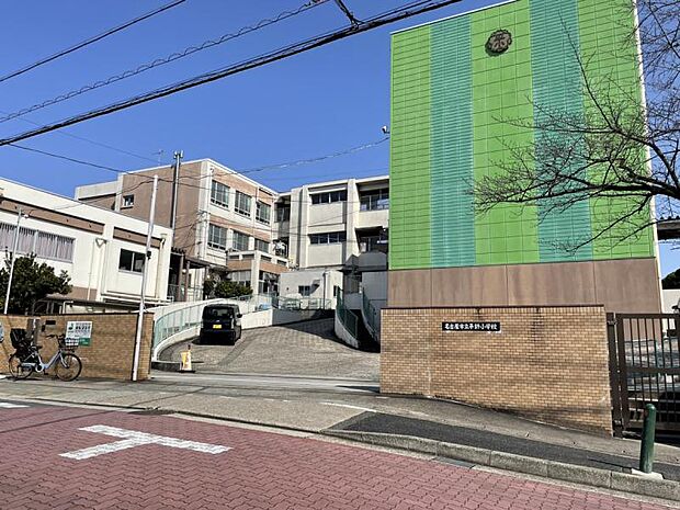 名古屋市立平針小学校 まで徒歩約19～20分。児童が各々に合ったペースで主体的に勉強等に取り組むことを目指している学校です。