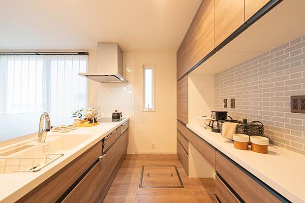 【【E号地】ダイニングキッチン】【E号地】ブラウンとグレーでシックな雰囲気のキッチン