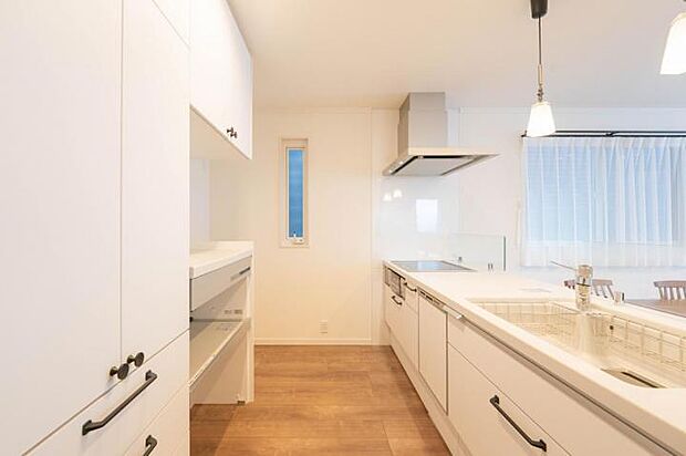 【【A区画】キッチン】ホワイト基調基調のキッチン。背面には収納が豊富です