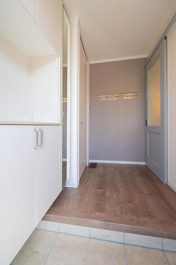 【【A区画】玄関ホール】玄関ホールにはステンドグラスでアイキャッチポイントを設けました♪玄関収納のカウンターに家族写真を飾ったり！毎日帰宅するのが楽しみになります♪