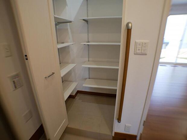 【【施工事例】玄関横シューズクローク】ベビーカーやアウトドア用品も収納できます。