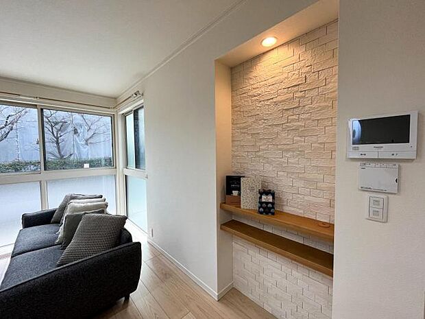 【【施工事例】インテリア造作 】空間に陰影をもたらすニッチや照明。LDKだけではなく、玄関のアイキャッチとして採用してもオシャレな空間に。