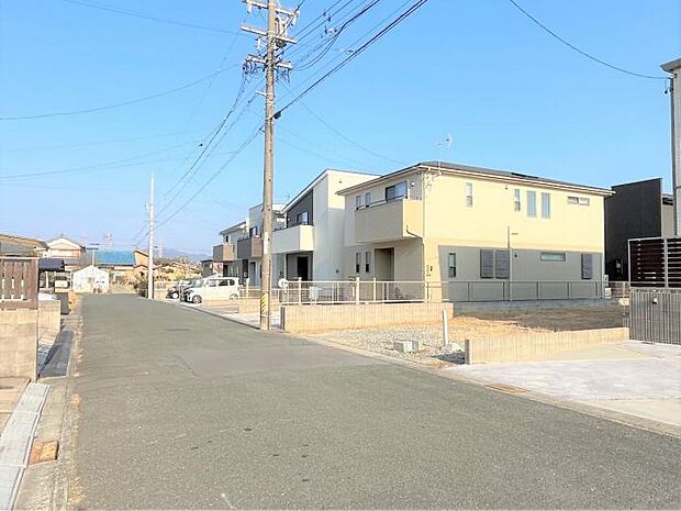 【［分譲地全景写真］】北側前面道路は幅員６Mです。