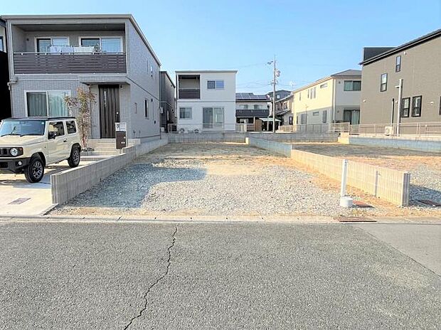 【［分譲地全景写真］】E区画　前面道路6mと、車の出し入れがスムーズに行えます。