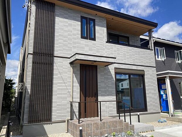 【洗練された外観】直線的なフォルムと落ち着いたカラーリングが、都会的で洗練された印象を演出。余計な装飾を省いたデザインが、住まいの品格を高めます。 (2025年7月撮影)