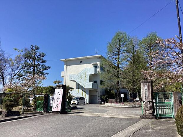 竜美丘小学校（約820m）