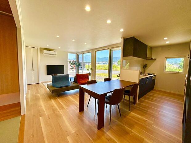 【【H区画】】ご家族が集まるダイニング空間にも明るい光が差し込みます!(2024年8月撮影)