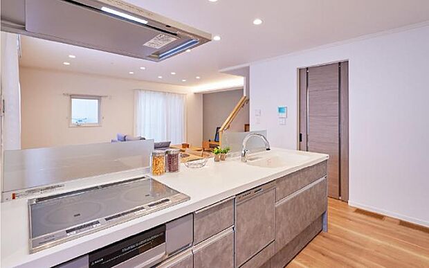 【キッチン】キッチンからリビング・ダイニングを見渡せる、子育てにも優しい空間です♪(2025年8月撮影)