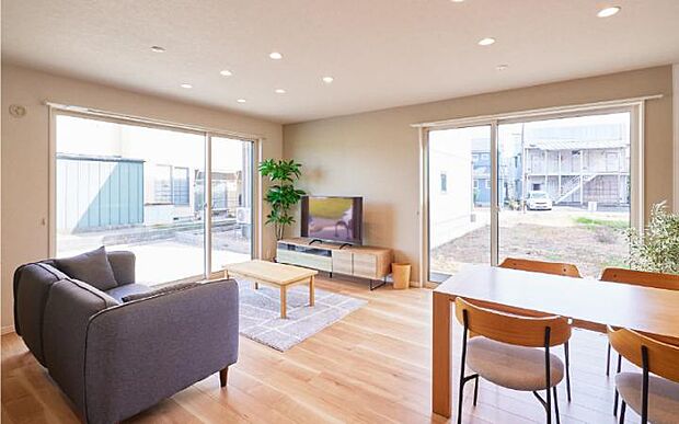 【リビング】朝日が差し込むLDKは爽やかな朝を迎えられます♪(2025年7月撮影)