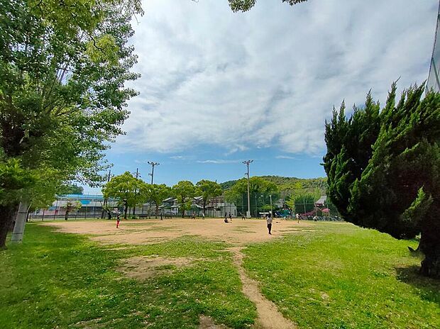 【岩橋公園】
徒歩6分(約448m)。木々に囲まれた、自然あふれる公園です。芝生や木陰にベンチがあり、ピクニックにもおすすめの環境。徒歩6分の距離のため、気軽に遊びに行けそうです。