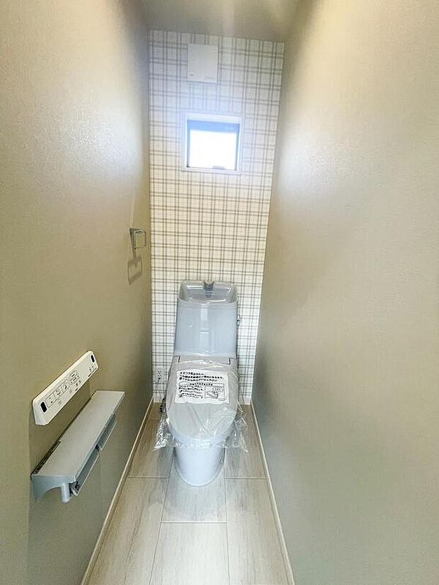 【【トイレ/2階】】トイレは2箇所あるので、来客時にも気兼ねなく使用できます。窓があるので、自然光を取り入れることができ、自然換気もスムーズに行えそうです。