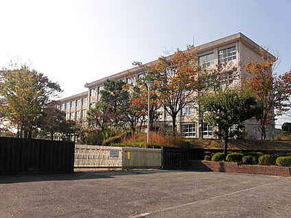 高森台中学校 約270ｍ(徒歩4分)