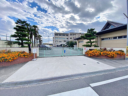 東中学校 約1400ｍ(徒歩18分)