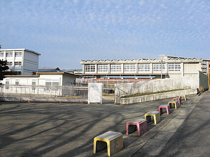 岩成台中学校 約1200ｍ(徒歩15分)