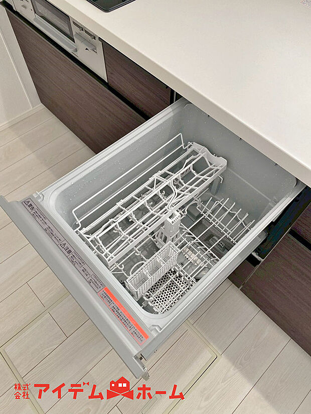 【食洗機】通常の手洗いでは落とせない汚れを高温のお湯や高圧水流を使用し、効果的に落とすことができます。