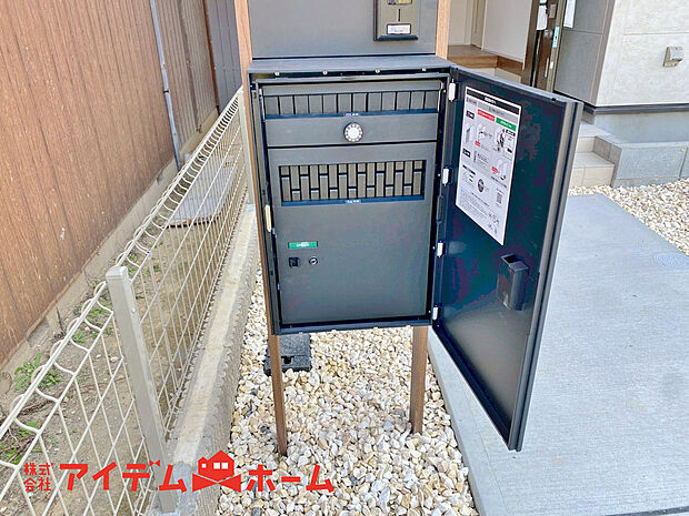 【宅配ボックス】不在時でも荷物が受け取れるため、受け取りが困難な世帯や、直接業者と顔を合わせずに済みます。