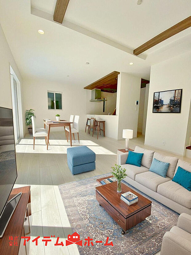 【リビング】ここにはみんなが集い、食事と楽しい会話が始まる。話に夢中になりすぎて、ついつい時を忘れてしまう。そんな束の間の幸せを感じさせてくれる場所。