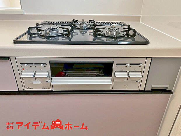 【三ツ口コンロ】同時にたくさんの調理が出来、忙しい朝にも活躍します。お料理の幅も広がりますね。