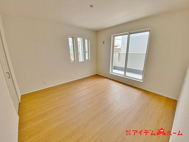 【洋室】大きな窓からたっぷりの日差しが降り注ぐ明るい室内です。気持ちの良い朝日を受けて、目覚めの良い健康的な朝を迎えられそうです。