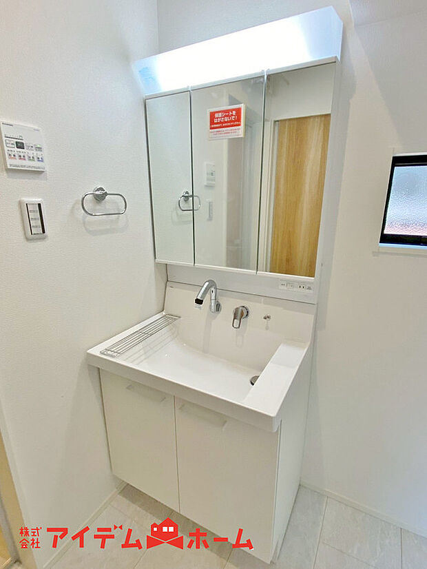 【洗面】ゆとりの洗面スペースで朝の身支度も快適スムーズに。3面鏡で髪のセットやお化粧もストレスなくこなせ、朝から気分良く通勤通学に向かえそうですね!鏡の裏にはたっぷりと収納スペースを標準装備!