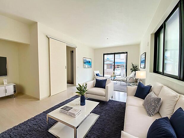 【リビング】室内にいても、たっぷりの陽光と爽やかな風を感じて頂ける、開放感あふれるリビングです。ご家族と穏やかに過ごす、心地の良い時間が流れます。