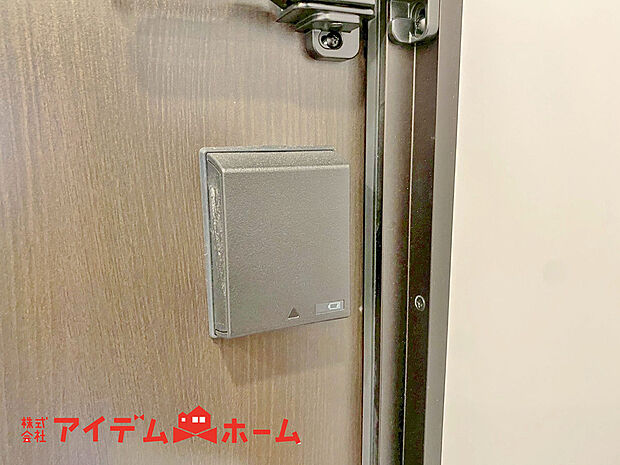【電子キー】差し込むことなく、かざすだけで解錠・施錠ができるカードキーの玄関ドア。