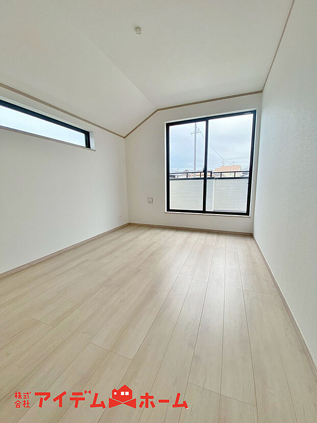 【洋室】大きな窓からたっぷりと陽光が注がれる明るい空間。家族の成長に対応できる永住仕様の間取り。一日の疲れをいやしてくれる洋室。時を忘れて過ごす場所として過ごせるお部屋。