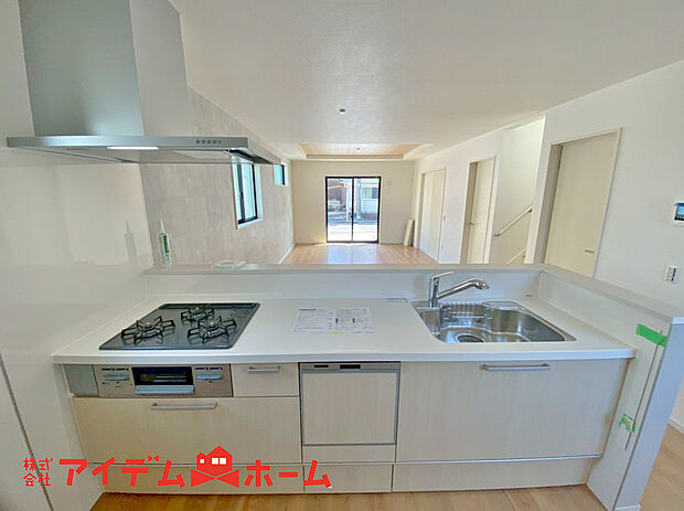 【キッチン】ダイニングからワークスペースを見渡せる、見せるキッチン。ダイニングとの空間のつながりが、スペースのゆとりを生み出します♪