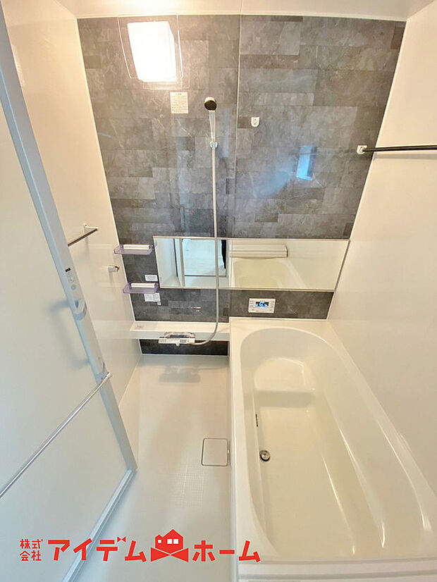 【浴室】賃貸にはない、1坪タイプのバスルーム。ゆったり足が伸ばせるので、毎日の疲れを癒やすバスタイムを実現。ご家族みんなでも入れますね。浴室換気乾燥機付きで浴室内干しも可能!