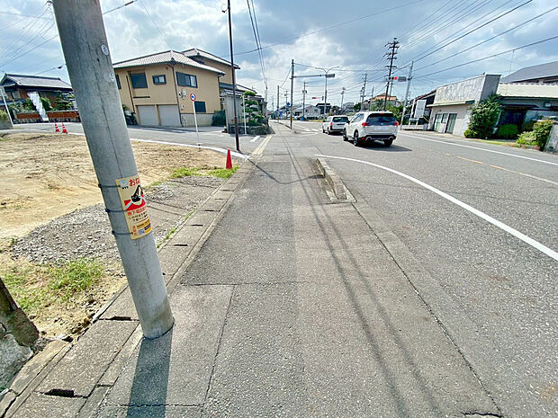 【前面道路】〇●前面道路(撮影2025年10月)●〇
モデル案内も承ります!
アイデムホーム南店は緑区役所から徒歩2分!
水曜日も営業しております!