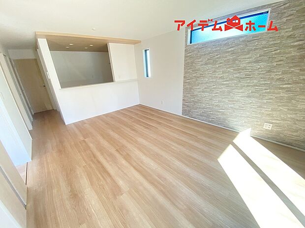 【リビング】南側から明るい日差しをたっぷり取り込めるリビングです♪