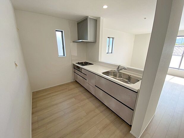 【キッチン】料理をしながら会話が楽しめる対面キッチン！リビングで遊ぶお子様の様子も見えるので安心です♪