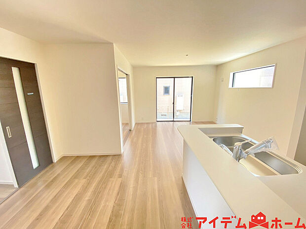 【リビング】南側から明るい日差しをたっぷり取り込めるリビングです♪