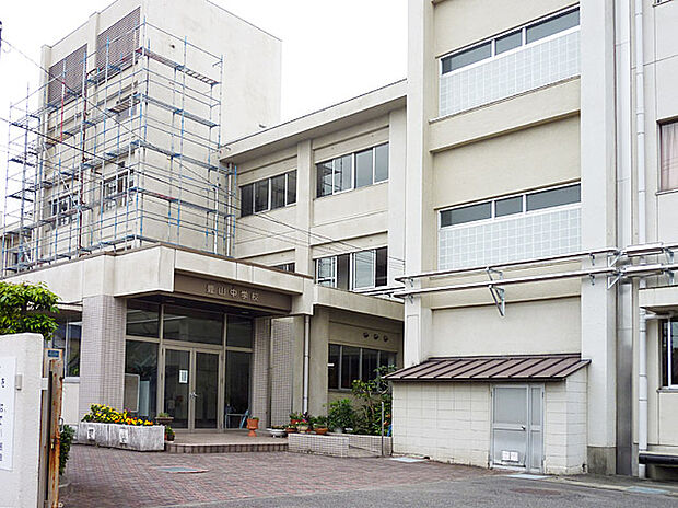 豊山町立豊山中学校（約700m）