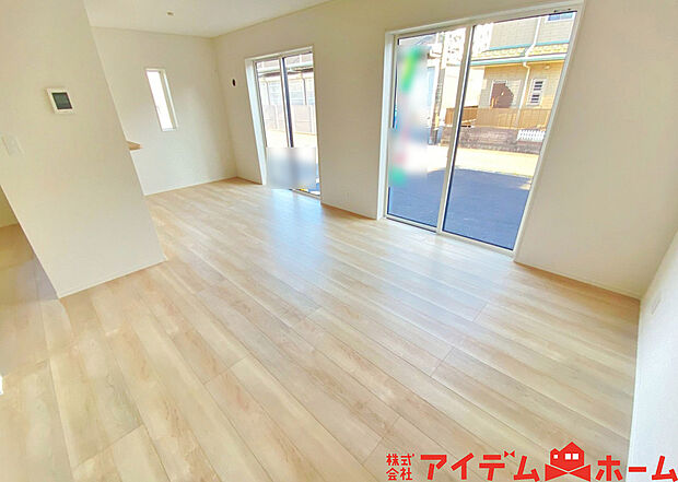 【リビング】南側から明るい日差しをたっぷり取り込めるリビングです♪