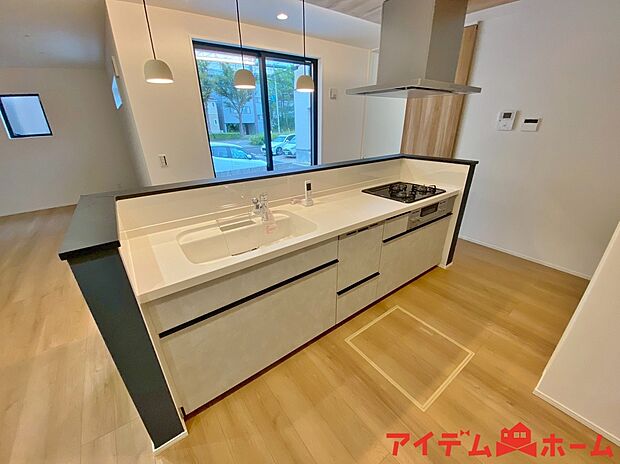 【キッチン】料理をしながら会話が楽しめる対面キッチン!リビングで遊ぶお子様の様子も見えるので安心です♪