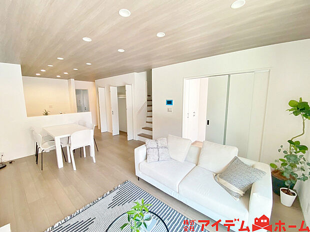 【リビング】南側から明るい日差しをたっぷり取り込めるリビングです♪