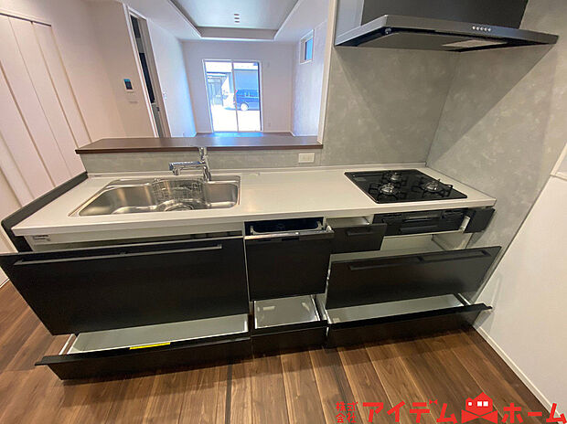 【キッチン】料理をしながら会話が楽しめる対面キッチン!リビングで遊ぶお子様の様子も見えるので安心です♪