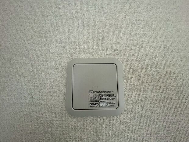 【24時間換気システム】お部屋の中の空気を24時間循環・換気するシステムです。
きれいな空気を取り入れることができ、カビを発生させる結露や湿気を防ぐことに役立ちます。